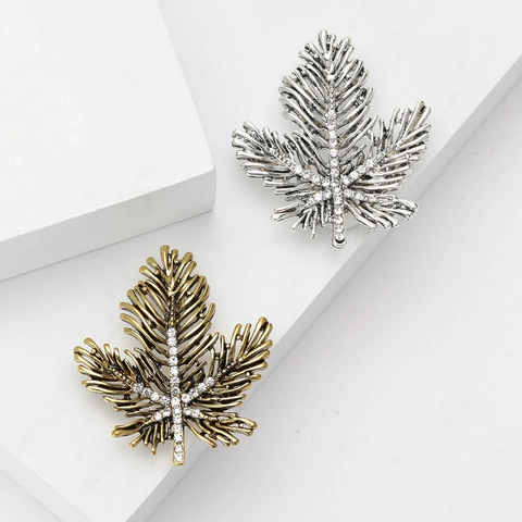 Vintage Alloy Rhinestone Maple Leaf Brooch For Women Fashion Elegant Plant Shape Breastpin For Suit Coat Jewelry Gift