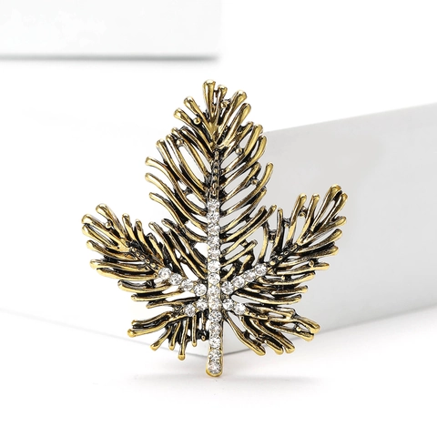 Vintage Alloy Rhinestone Maple Leaf Brooch For Women Fashion Elegant Plant Shape Breastpin For Suit Coat Jewelry Gift