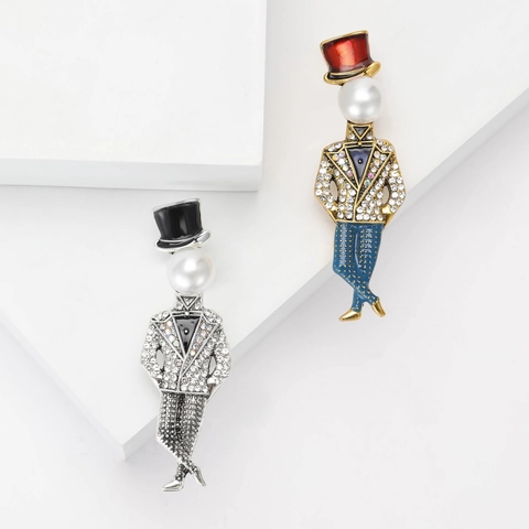 Spilla alla Moda con Figura di Maggentiluomo Carino in Lega con Strass Intarsiati e Perla Artificial Sintetica Gioiello per Cappotto Completo Donna
