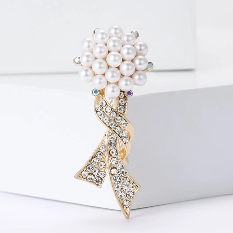 Elegante Legierung Künstliche Perle Strass Blumenstrauß Brosche Für Damen Mode Band Bogen Form Anzug Revers Pin Schmuck
