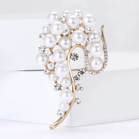 Elegant Alloy Flower Brooch With Artificial Pearl And Rhinestone Decoration Fashion Women Coat Pin Jewelry Accessory