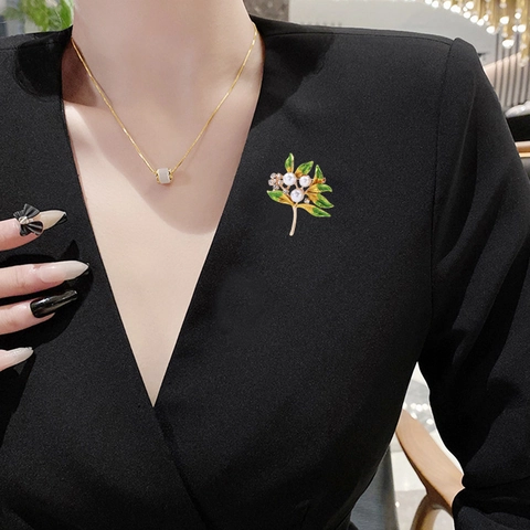 Elegante Broche de Hoja de Planta de Aleación Con Esmalte Perla Artificial y Decoración de Strass para Mujer Joyería de Traje