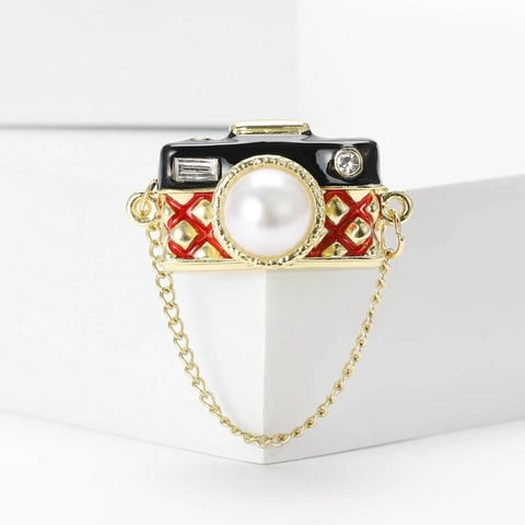 Vintage Alloy Camera Brooch Pin With Artificial Pearl Lens And Rhinestone Decor Red Black Enamel Jewelry With Gold Chain