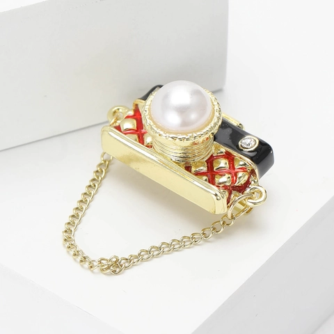 Vintage Alloy Camera Brooch Pin With Artificial Pearl Lens And Rhinestone Decor Red Black Enamel Jewelry With Gold Chain