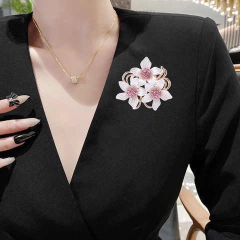 Elegant Alloy Camellia Flower Brooch For Women White Enamel Scarf Buckle With Pink Rhinestone Inlaid Fashion Suit Pins
