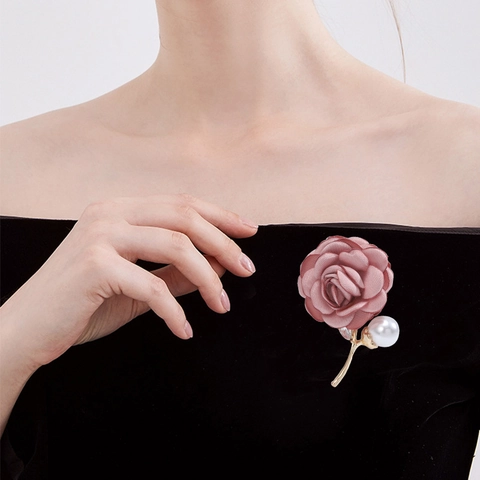 Elegant Satin Rose Flower Brooch Pin With Artificial Pearl Rhinestone Alloy Floral Stem For Women Wedding Party Clothing Accessory