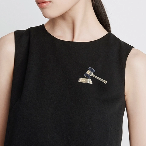 Creative Gavel Brooch Alloy Enamel Pin For Judges Lawyers Professionals Auctioneer Suit Accessories Business Gifts Jewelry