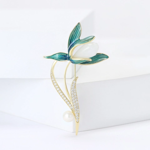 Elegante Spilla Fiore di Magnolia in Rame Con Smalto Zirconia Perla Artificiale Corsage Pin Stile Cinese Donna Gioielli