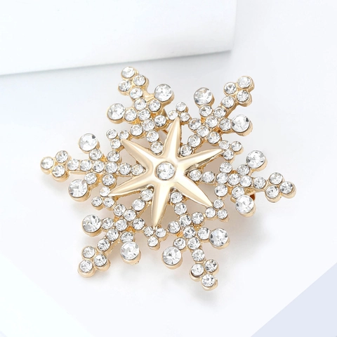 Elegant Alloy Rhinestone Snowflake Brooch For Women High Grade Winter Coat Accessory Scarf Buckle Pins Fashion Jewelry