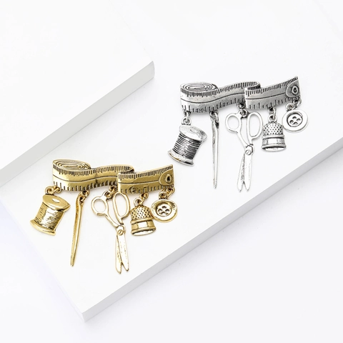 Spilla in Lega Vintage Strumenti da Cucito Design a Metro Con Pendenti Forbici Ago Rocchetto Ditale Bottone Per Gioielli Donna