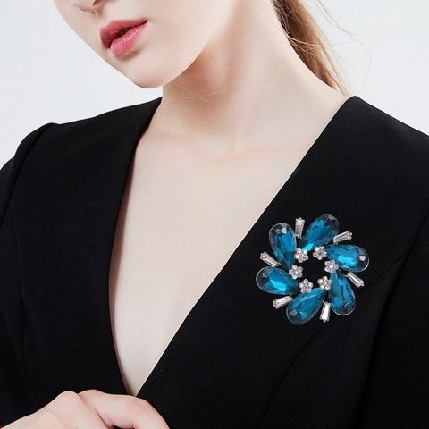 Elegante Spilla a Ghirlanda di Fiori in Lega di Cristallo Vintage Con Strass Intarsiati Fibbia per Sciarpa alla Moda Gioielli Donna