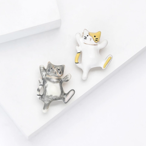 Cute Dancing Cat Alloy Enamel Brooch For Women Cartoon Animal Lapel Pin Fashion Jewelry Accessory Badge Gift White Gray