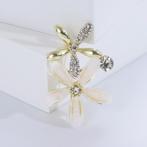 Elegant Alloy Rhinestone Flower Brooch For Women Exquisite White Floral Corsage Pin For Wedding Party Fashion Clothing Accessories