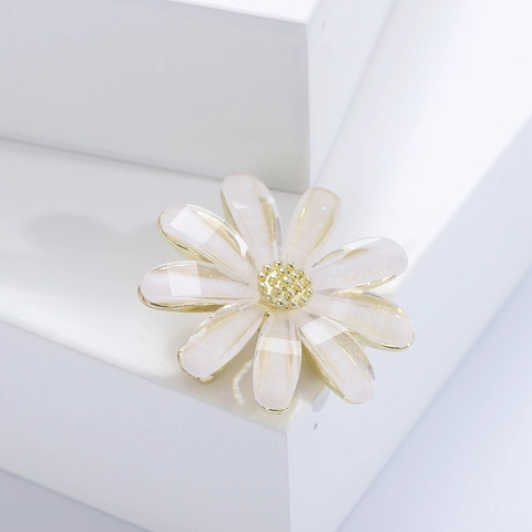 Elegant Korean Style White Daisy Flower Brooch For Women Alloy Drip Oil Botanical Suit Coat Accessory Fashion Jewelry
