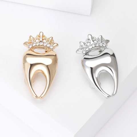 Creative Alloy Crown Tooth Brooch Personalized Rhinestone Inlaid Gold Silver Lapel Pin For Dentist Professional Clothing Accessories