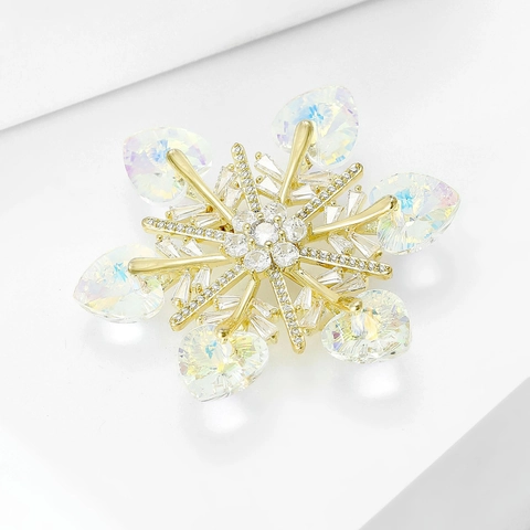 Elegante Spilla a Fiocco di Neve Placcata Oro Con Strass Cangianti a Forma di Cuore Micro Intarsiata Cristallo Gioielli di Natale Regalo