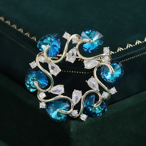 Elegant Copper Heart Crystal Flower Wreath Brooch With Zirconia Inlay Luxury Fashion OL Clothing Pin For Women Jewelry Gift