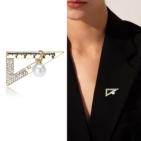 Spilla Righello Triangolare in Lega Creativa per Donna Intellettuale Strass Perla Artificiale Geometrica Scala di Misura Spille Accessorio