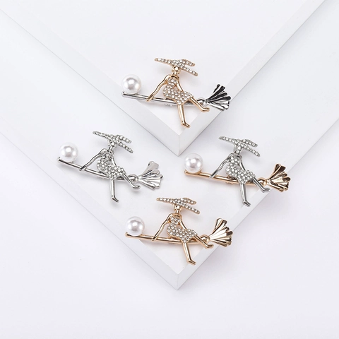 Spilla di Moda in Lega Strega che Cavalca la Scopa in Lega con Strass e Perla Artificiale Accessori per Abbigliamento Creativi di Halloween Gioielli
