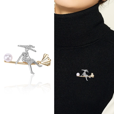 Spilla di Moda in Lega Strega che Cavalca la Scopa in Lega con Strass e Perla Artificiale Accessori per Abbigliamento Creativi di Halloween Gioielli