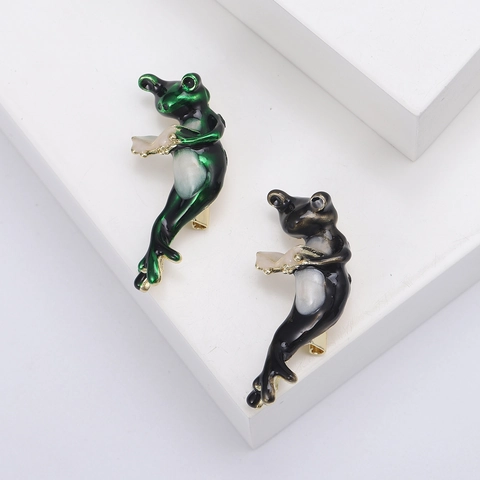 Cute Personified Reading Frog Brooch Alloy Enamel Drip Oil Animal Pin For Women Fashion Clothing Accessories Backpack Jewelry