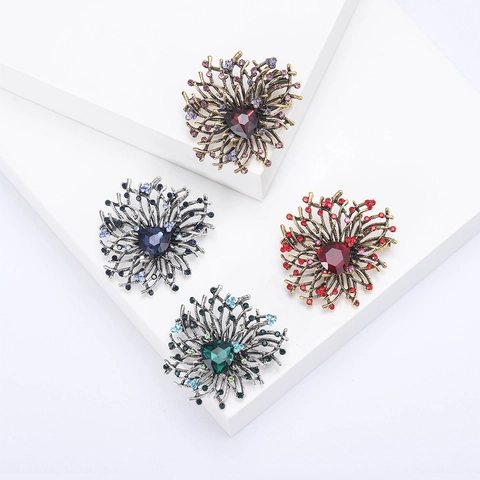 Vintage Alloy Crystal Flower Brooches For Women Luxury Rhinestone Glass Floral Pins Retro Clothing Decorative Jewelry Accessories