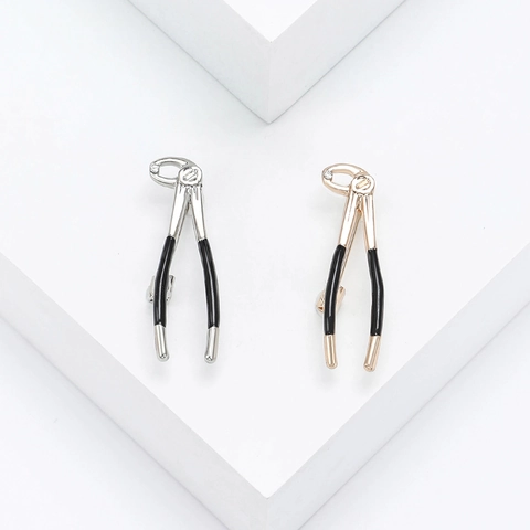 Creative Dental Forceps Alloy Enamel Brooch Pin With Rhinestone Personalized Medical Jewelry Gift For Doctors Nurses