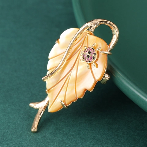 Elegante Broche en Forma de Hoja con Mariquita de Cobre Chapado en Oro con Incrustaciones de Strass y Concha Joyería de Moda
