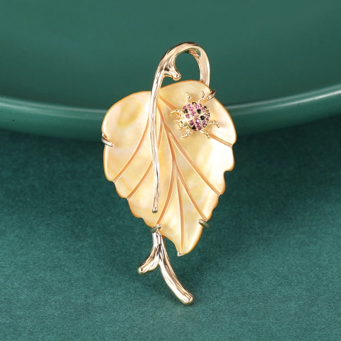 Elegante Broche en Forma de Hoja con Mariquita de Cobre Chapado en Oro con Incrustaciones de Strass y Concha Joyería de Moda