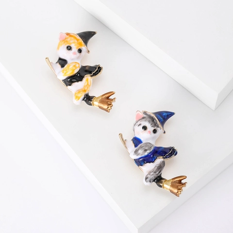 Cute Alloy Enamel Magic Witch Cat Brooch For Women Halloween Animal Pin Gift Black Rhinestone Eye Cat Jewelry Pin