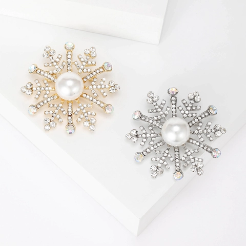 Lussuosa Spilla a Fiocco di Neve in Rame con Perla Artificiale Elegante Strass Natale Inverno Spilla per Donna Abito Cappotto Gioielli