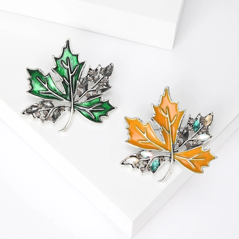 Exquisite Legierung Ahornblatt Brosche Für Damen Strass Emaille Pflanzenblatt Anstecknadel Mode Kleidung Zubehör Herbst Stil Schmuck