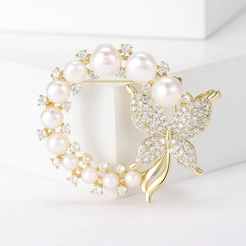 Elegante Koperen Vlinder Bloemkrans Brosje Met Zoetwaterparel En Zirconia High End Ingelegde Mode Sieraden Pin Voor Vrouwen