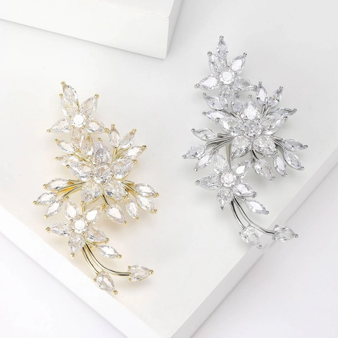 Luxury Copper Zirconia Plum Blossom Brooch Elegant Flower Corset Pin For Coats Dress Women Fashion Jewelry Accessories