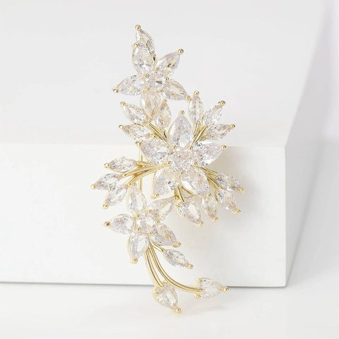 Luxury Copper Zirconia Plum Blossom Brooch Elegant Flower Corset Pin For Coats Dress Women Fashion Jewelry Accessories