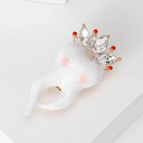 Creative Tooth Shaped Brooch With Crown Rhinestone Alloy Pin For Women Men Personalized Fashion Clothing Jewelry Accessory