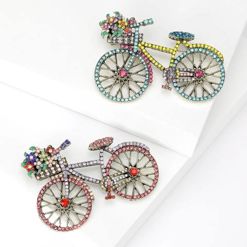 Retro-Fahrradbrosche aus Legierung für Damen mit bunten Strasssteinen und Blumenkorb-Design Modischer Anstecker Schmuck Geschenk
