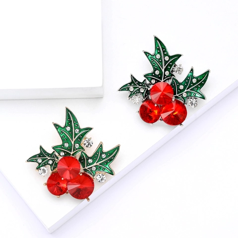 Spilla Natalizia in Lega Smaltata Agrifoglio per Donna Bacche Rosse Strass Foglia Invernale Spilla Gioielli di Moda Accessorio Festivo