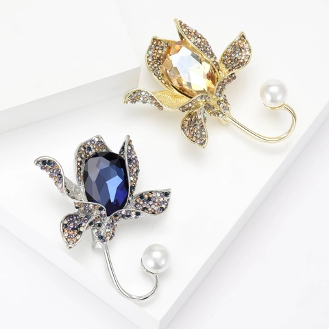 Luxury Alloy Orchid Flower Brooch For Women Elegant Rhinestone Inlaid Plant Pin With Artificial Pearl Fashion Suit Jewelry Accessories