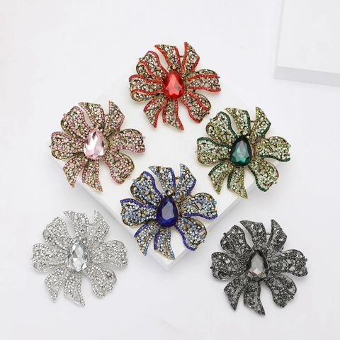 Vintage Hofstil Legierung Strass Blume Brosche Für Damen Große Tropfenstein Dekorative Hohl Korsage Pin Schmuck