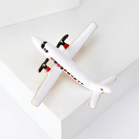 Fashion Enamel Airplane Brooch For Women Gold Plated Alloy Airliner Lapel Pin Elegant White Aviation Jewelry Gift
