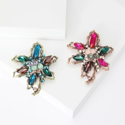 Vintage Rhinestone Flower Brooch For Women Luxury Alloy Floral Corsage Pin Retro Jewelry Accessory Gift Fashion Brooches
