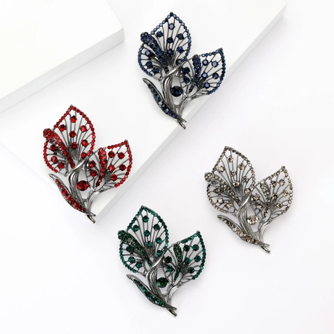 Vintage Calla Lily Hollow Out Brooch Pin For Women Alloy Rhinestone Elegant Floral Corsage Cardigan Jacket Accessories Jewelry