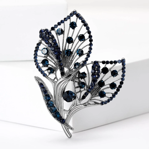 Vintage Calla Lily Hollow Out Brooch Pin For Women Alloy Rhinestone Elegant Floral Corsage Cardigan Jacket Accessories Jewelry