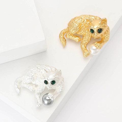 Spilla Gatto con Palla in Lega Smaltata Perla Artificiale Strass Simpatico Distintivo Animale Gioielli Per Uomo Donna Regalo