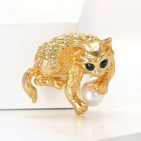 Spilla Gatto con Palla in Lega Smaltata Perla Artificiale Strass Simpatico Distintivo Animale Gioielli Per Uomo Donna Regalo