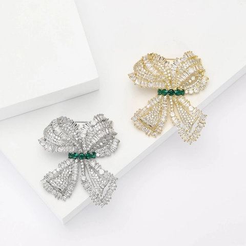 Eleganter Kupfer Bogen Brosche Mikroeingelegt Zirkonia Mit Grünem Akzentstein Gold Silber Überzogener Schleife Korsage Pin Damen Schmuck