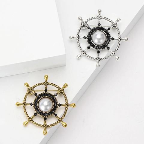 Spilla Retrò Timone Nautico per Uomo in Lega con Perla Artificiale e Strass per Abito Cappotto Gioielli Regalo Stile Marina