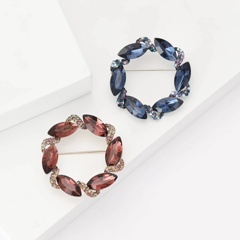 Spilla a Forma di Ghirlanda di Fiori in Lega con Strass Vintage per Donna Elegante Spilla Floreale in Cristallo per Abito Gioielli