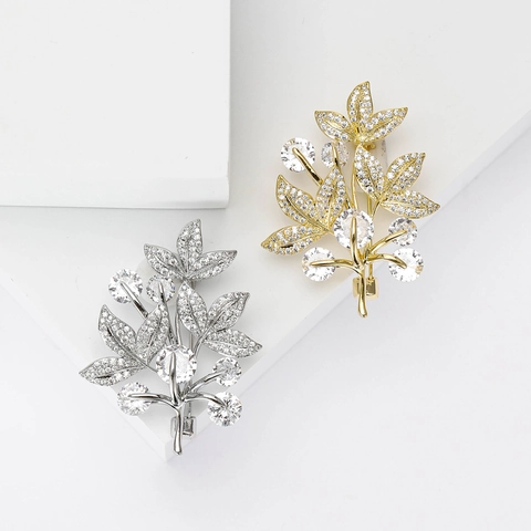 Elegante Kupfer Zirkonia Blatt Brosche Für Damen Hochwertige Mode Drei Blätter Mikro Eingelegt Schmuck Kleidung Dekoration Pin